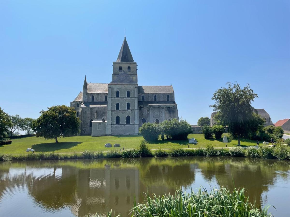 Le Courtil Villa Cerisy-la-Foret Bagian luar foto