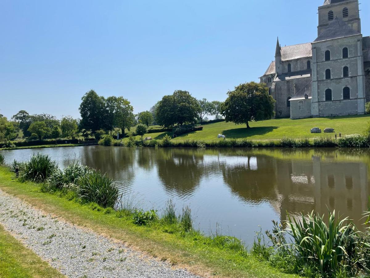 Le Courtil Villa Cerisy-la-Foret Bagian luar foto